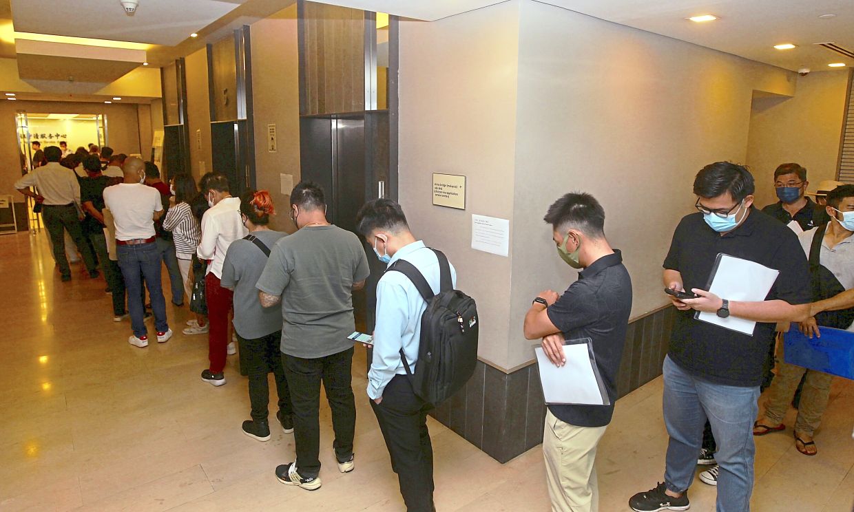 Menschenmassen machen sich auf den Weg zum Visum für China