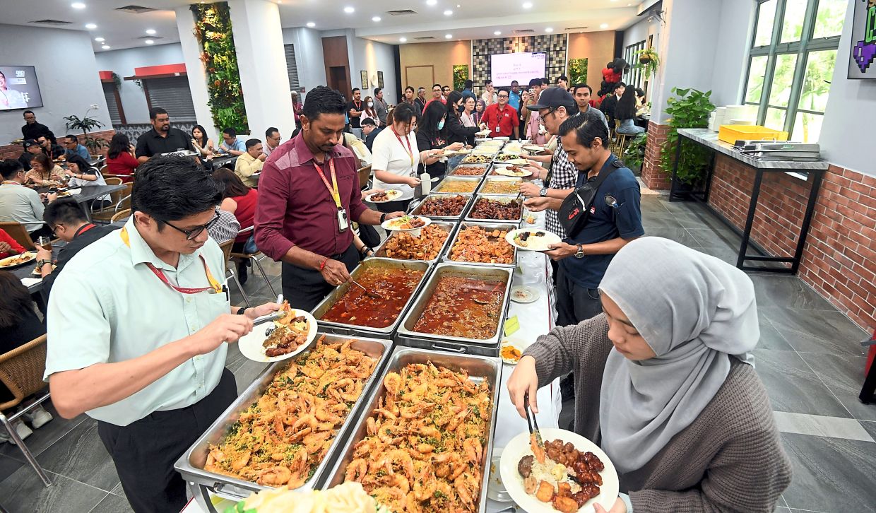 (Left) A wide variety of dishes was served during the buffet lunch.