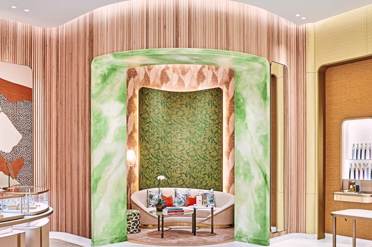 Cartier’s 170sq m boutique in Sydney Kingsford Smith Airport (Sydney International Airport), Australia, includes a semi-open lounge that provides a private space for clients to view the brand’s products at leisure.