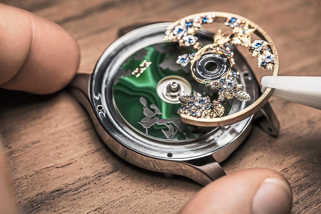 Assembling the Dior Grand Bal Milly La Nuit automatic watch, which has a 36mm steel case, pink gold bezel, sapphires and diamonds.