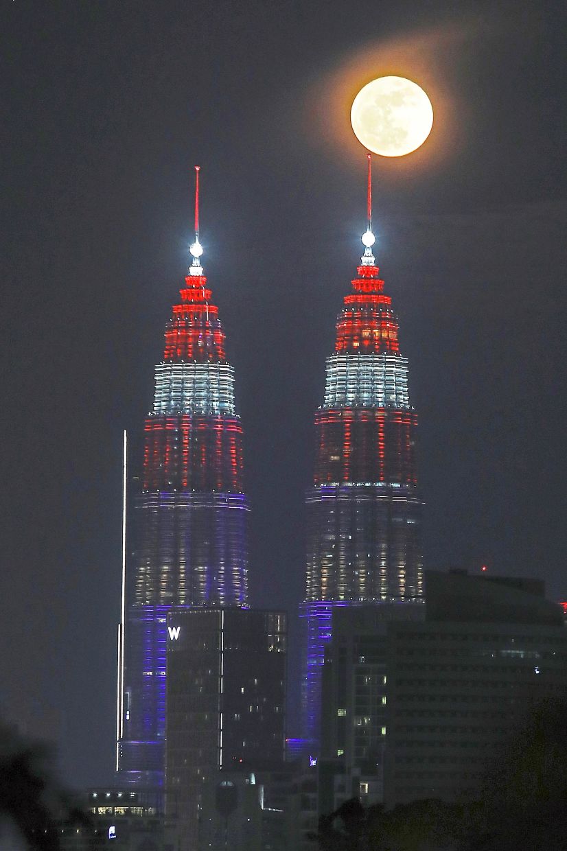 The full super blue moon appearing by Kuala Lumpur’s iconic landmark and its progression (pic) was a delight.