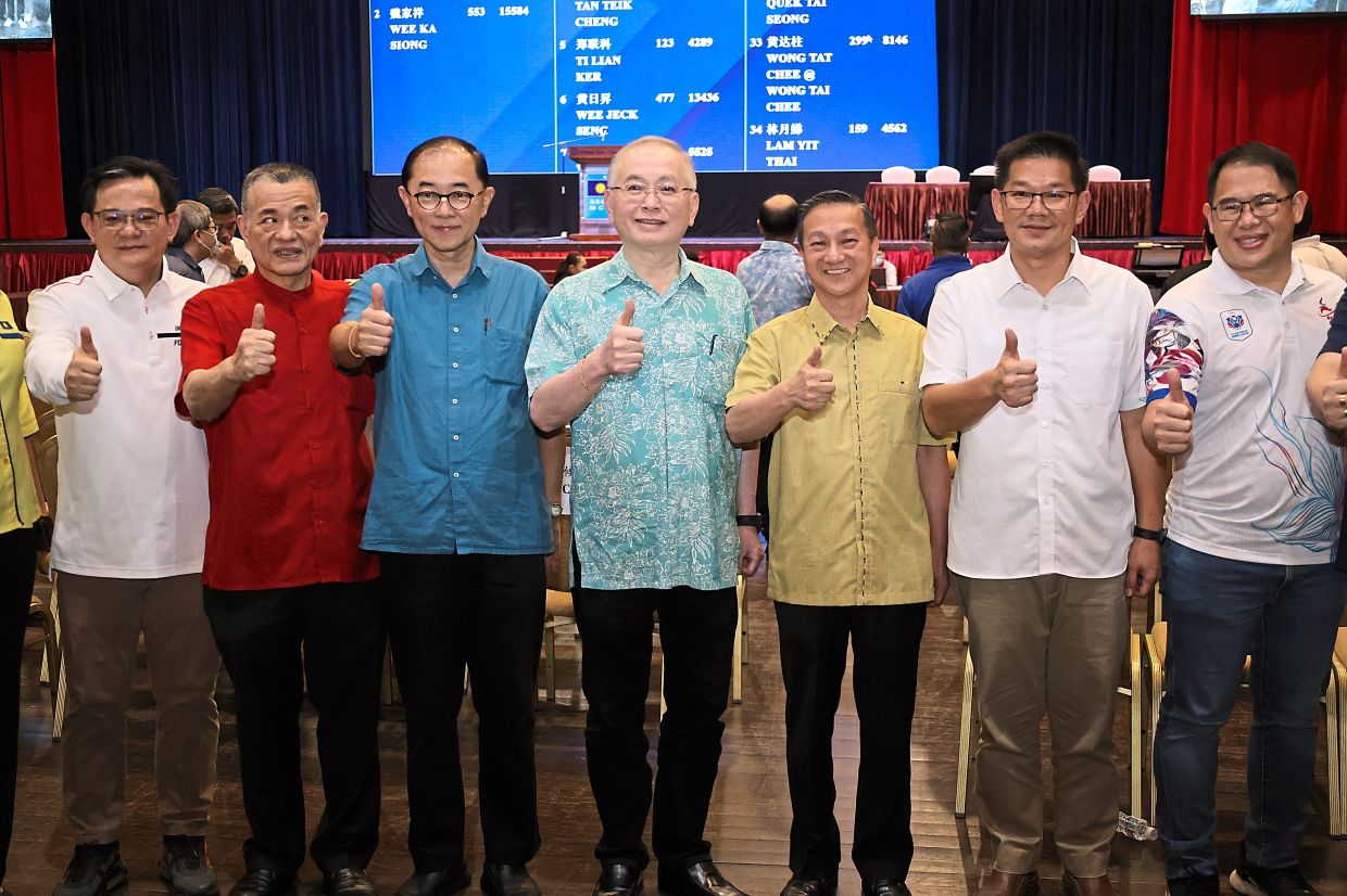 Winning team: Dr Wee (middle) with his new team at Wisma MCA, Kuala Lumpur. The new leaders are (from left) Low, Teik Cheng, Dr Mah, Jeck Seng, Lim and Ling. — LOW BOON TAT/The Star