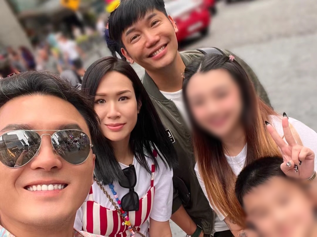 Hong Kong actor Derek Wong (middle) was spotted with the couple on Sunday.