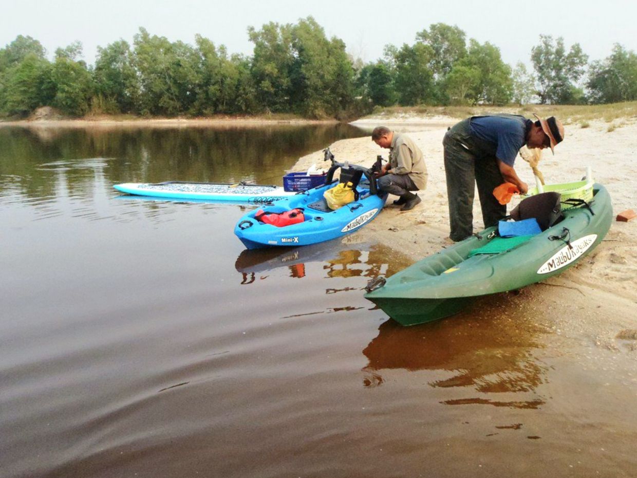 The water of this lake, clear but the colour of thick Chinese tea, indicates that it is rich in tannin acid and actually quite clean. Never paddle in a water body with grey water.
