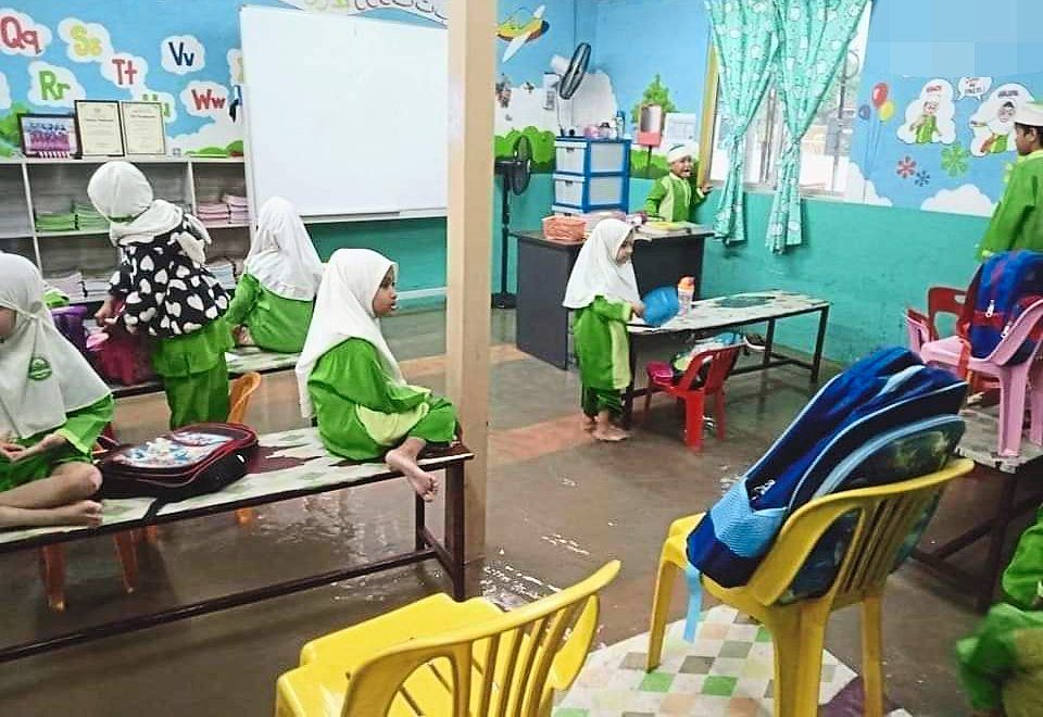 40 kindy kids wait out floods on a truck - Vimarsana News