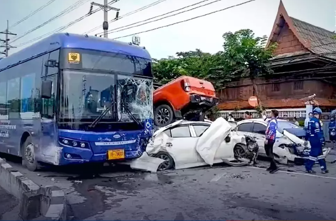 Rush-hour nightmare:18 hurt as faulty electric bus slams into three cars - Vimarsana News