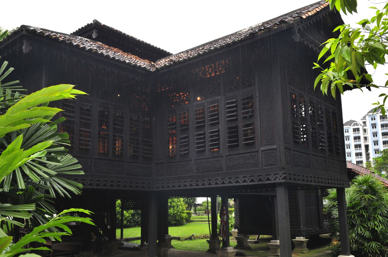 Weekend for the arts: Rumah Penghulu Abu Seman tour, 'Moon Over Malaya' film - Vimarsana News