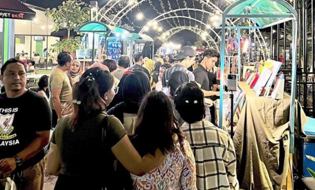 The main street in the cosy township of Eco Grandeur was filled with lights and pop-up stores in conjunction with #AnakanakMalaysia campaign, which were also partially powered by EVs.