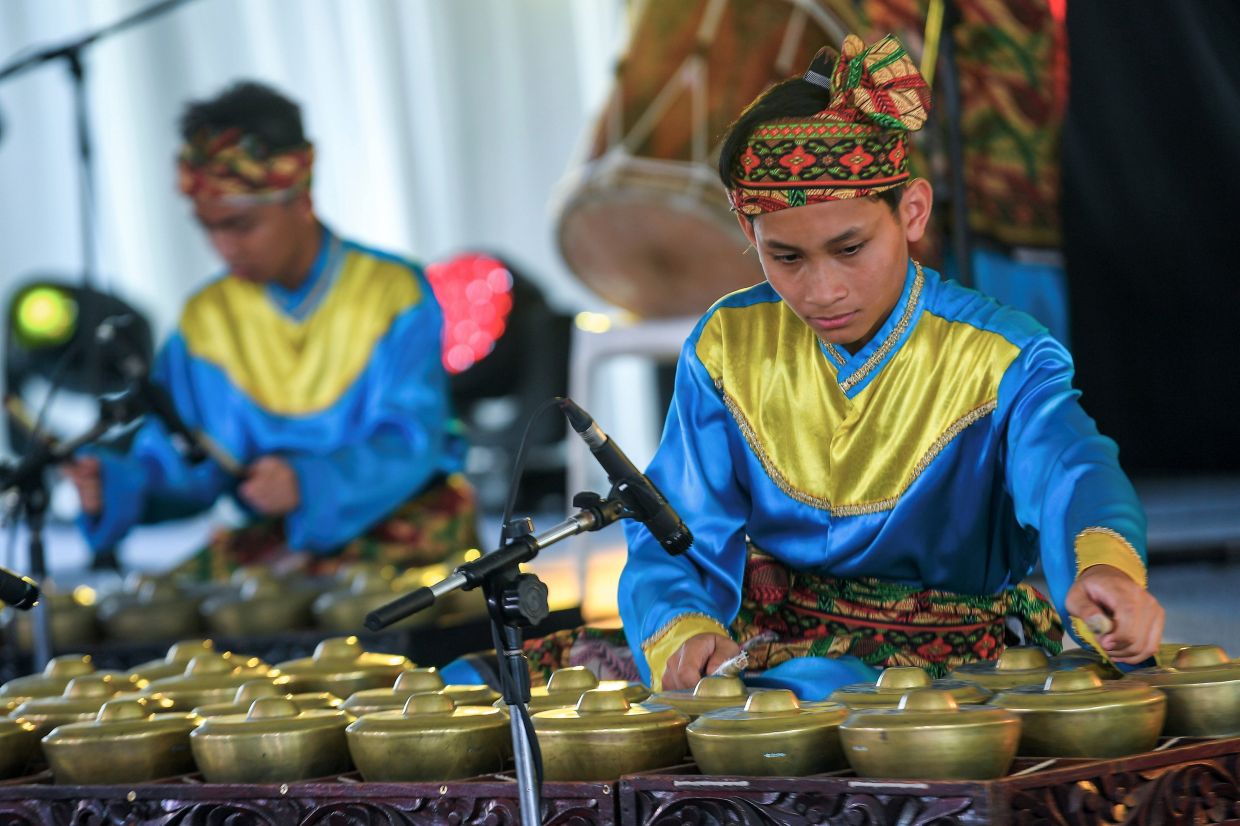 Participants in the Caklempong competition showing off their skills.