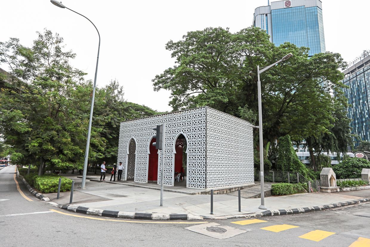 One of the structures being guarded by four security guards is located at the Jalan Sultan Sulaiman traffic light junction.