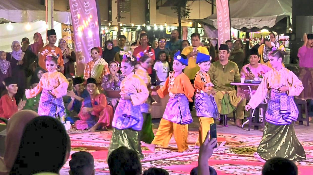 SJK(T) Masai’s team of zapin dancers performing at Zapin Yok! @B5 competition in Johor Baru.