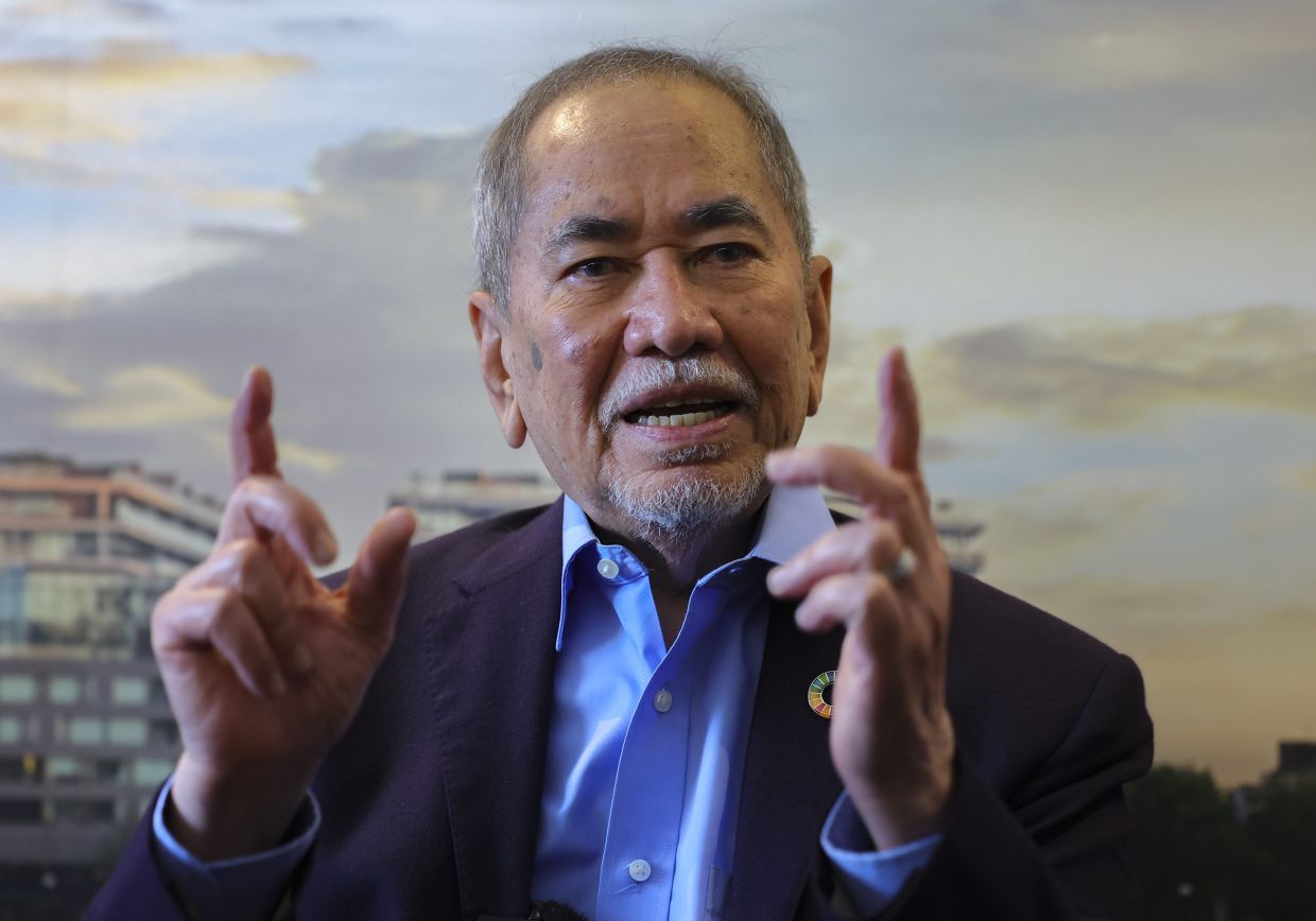 Wan Junaidi holds meeting with speaker of Ghana's Parliament | The Star