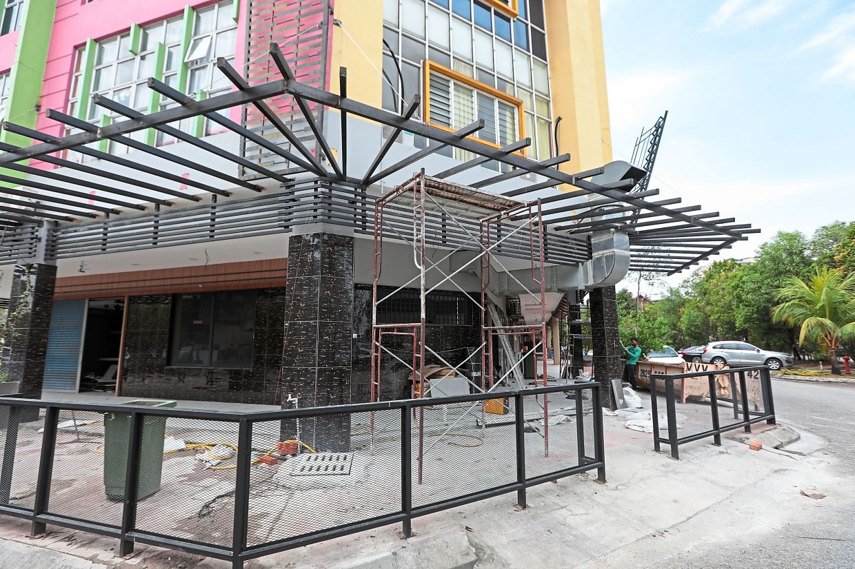 Fencing around eatery raises ire of residents - Vimarsana News