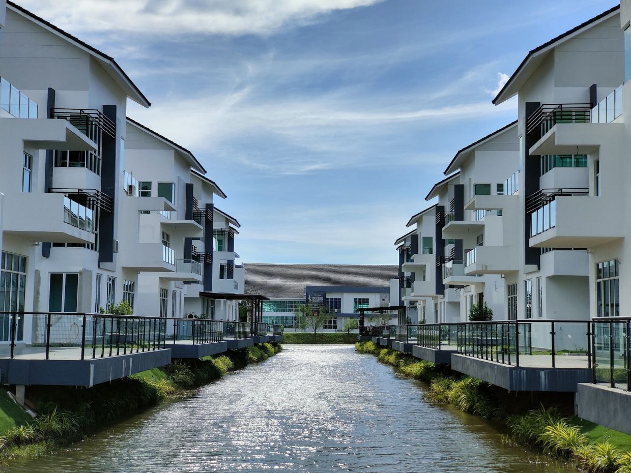 Each of Crescent Dew’s bungalows comes with a spacious deck facing the lake. Crescent Dew Phase 1A is now complete and only a few units left available.