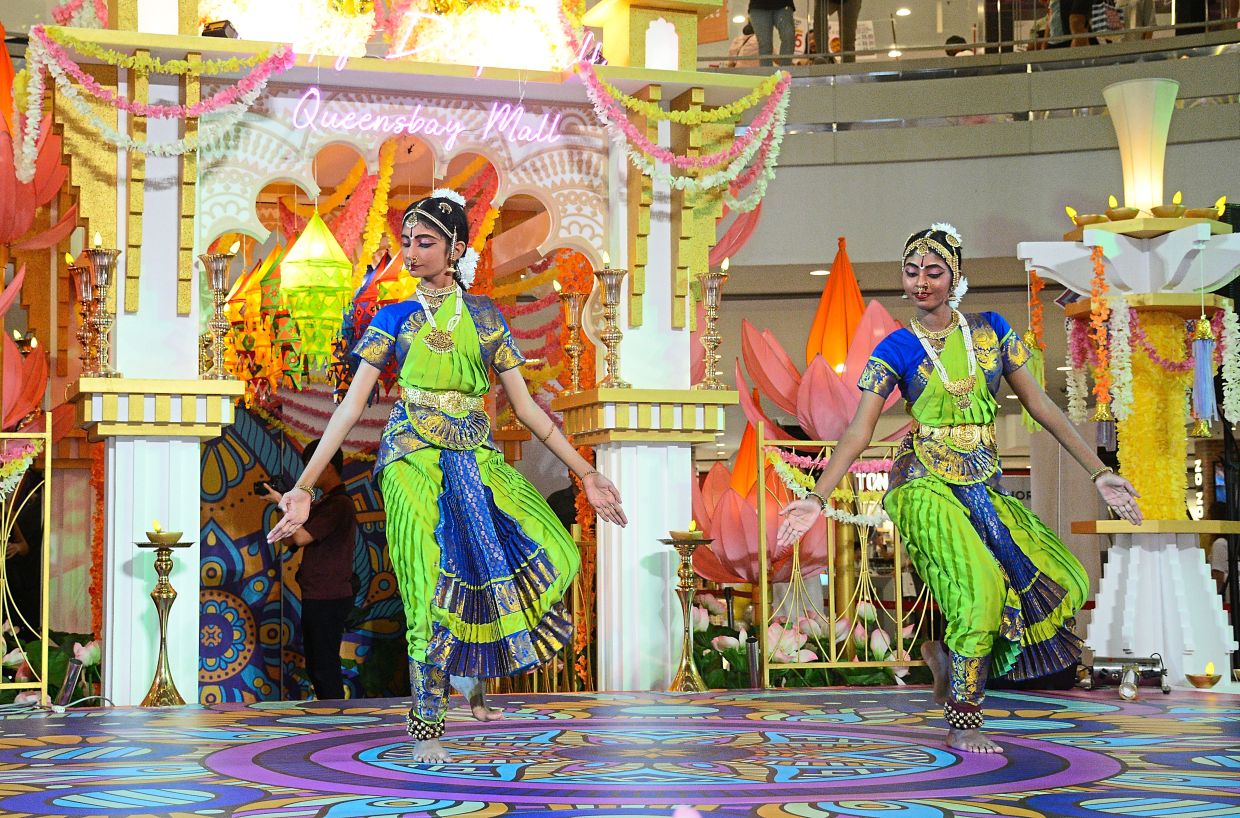 Deepavali theme lights up mall - Vimarsana News