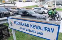 Persiaran Kewajipan roundabout needs traffic lights