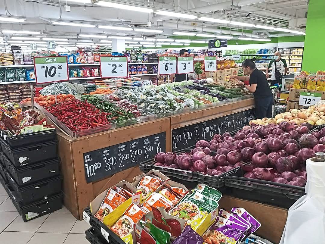 Global headwinds: The ringgit’s depreciation means food will be more expensive. By 2021, Malaysia had almost doubled its food import bill to RM78bil. — ZAZALI MUSA/The Star