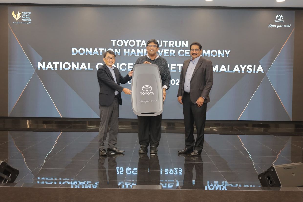 Obata (left) together with Ravindran handed over a replica of a Toyota vehicle key to Dr Murallitharan at the Toyota Outrun 2023 contribution handover ceremony.