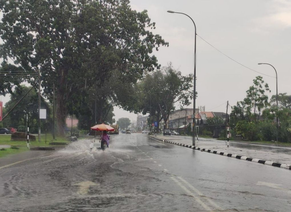 Heavy rain in Klang causes flood waters to rise, residents worried - Vimarsana News