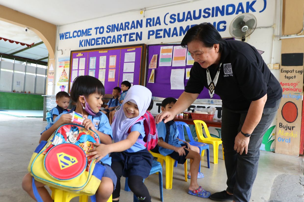 Lasimbang interacting with students at one of the early educations centres handled by PACOS Trust. PACOS Trust is one of the winners of the Star Golden Hearts Award 2023. — Photos by FAIHAN GHANI/The Star