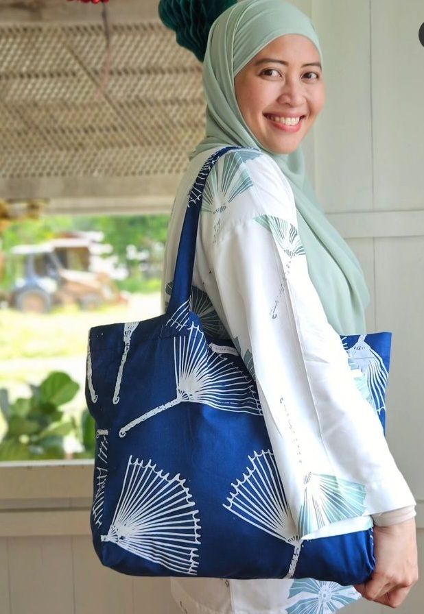 For a touch of tropical flair, consider something homegrown like Nysakapas’ handblocked and handpainted batik tote. Photo: Instagram/Nysakapas