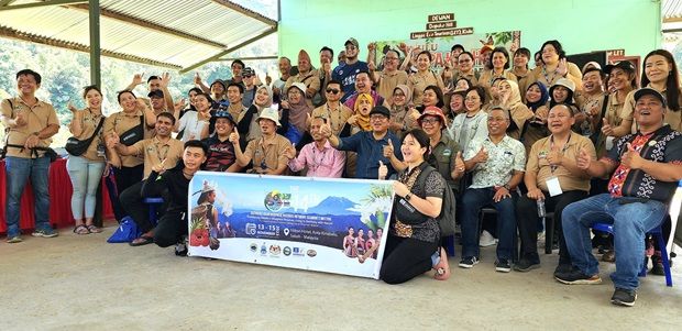 Bangkuai with participants of the 14th Southeast Asian Biosphere Reserves Network (SeaBRnet) Meeting and International Conference and Kampung Lingga community at the Lingga Eco Tourism site.