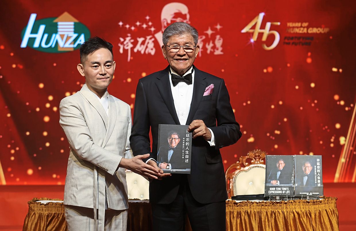 Teng Tong (right) launching his autobiography with transcriber Bryan Lai.