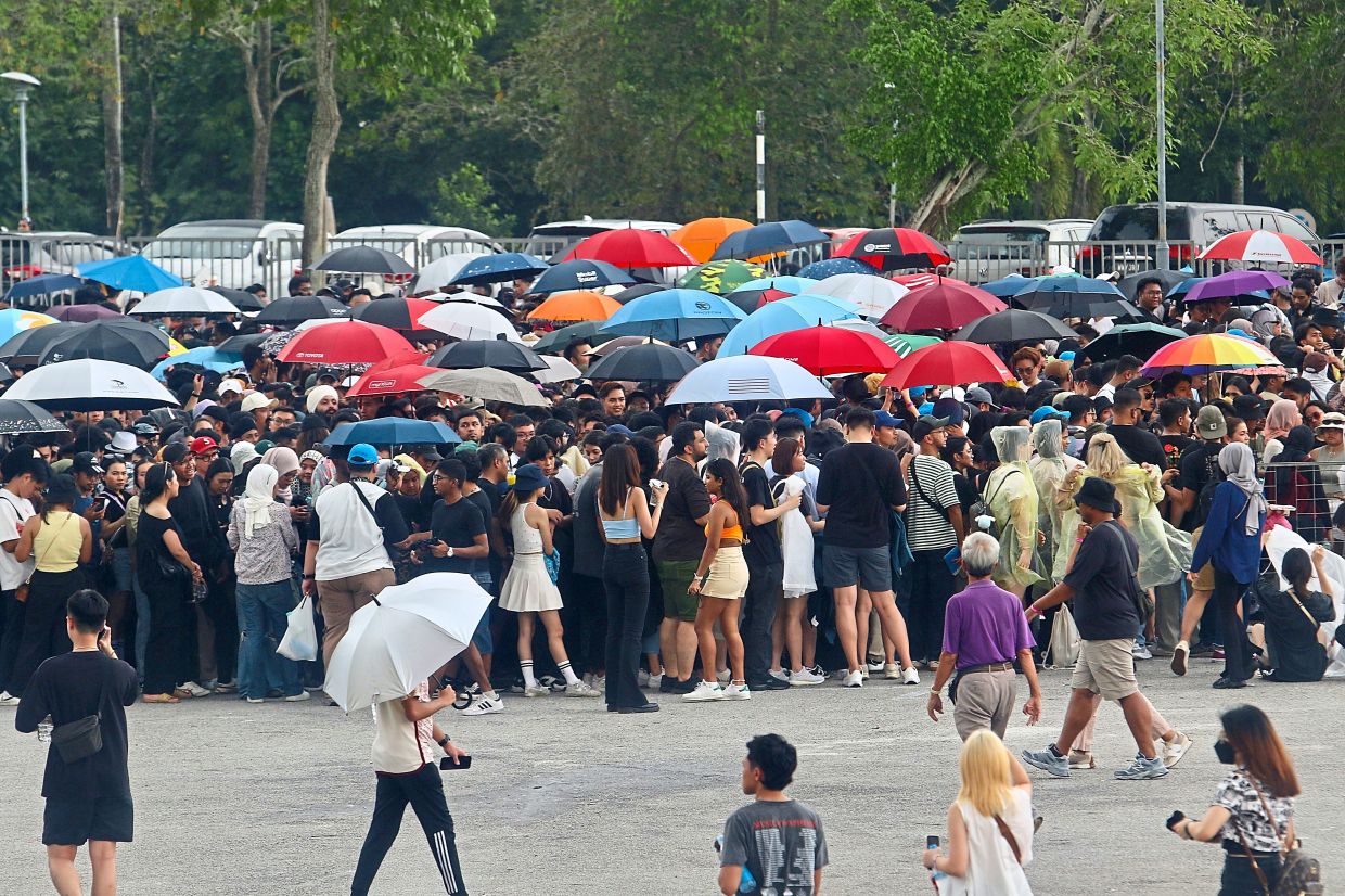 Long way to go: Throngs of fans lining up and waiting from early Wednesday morning to enter the Bukit Jalil National Stadium to watch Coldplay’s concert. — FAIHAN GHANI/The Star