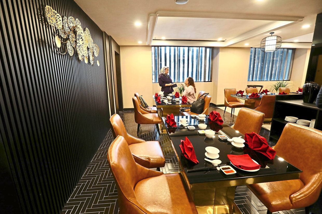 Mei Shi Restaurant has a backdrop of oriental motifs and contemporary furnishings.