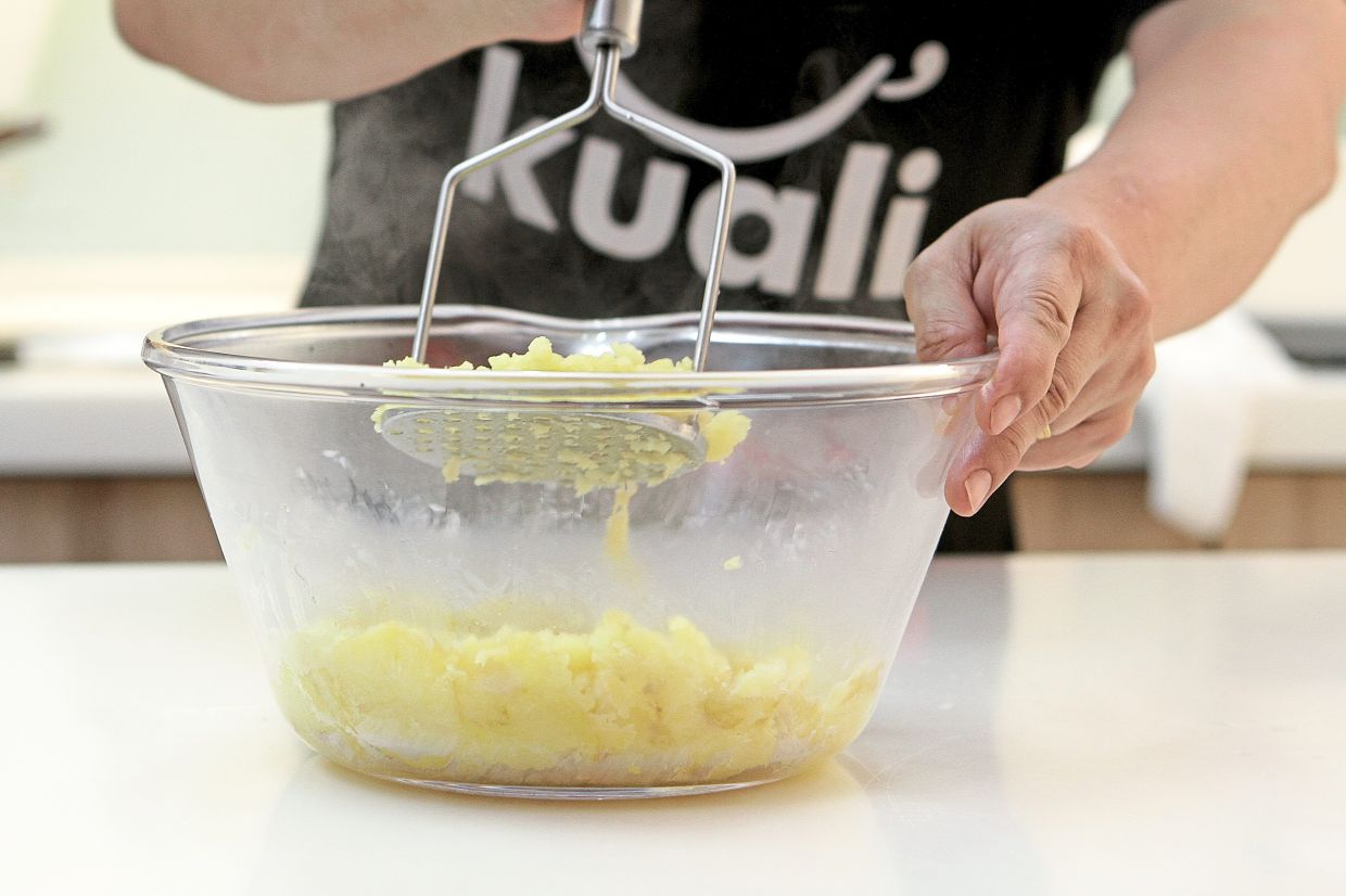 You can mash the potato with a fork or masher, but the result will be coarser. — Filepic