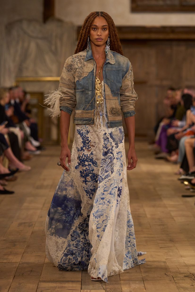 Ralph Lauren’s dress, embellished with lace and topped off with a fancy denim jacket, creates a stylish combination. Photo: Ralph Lauren