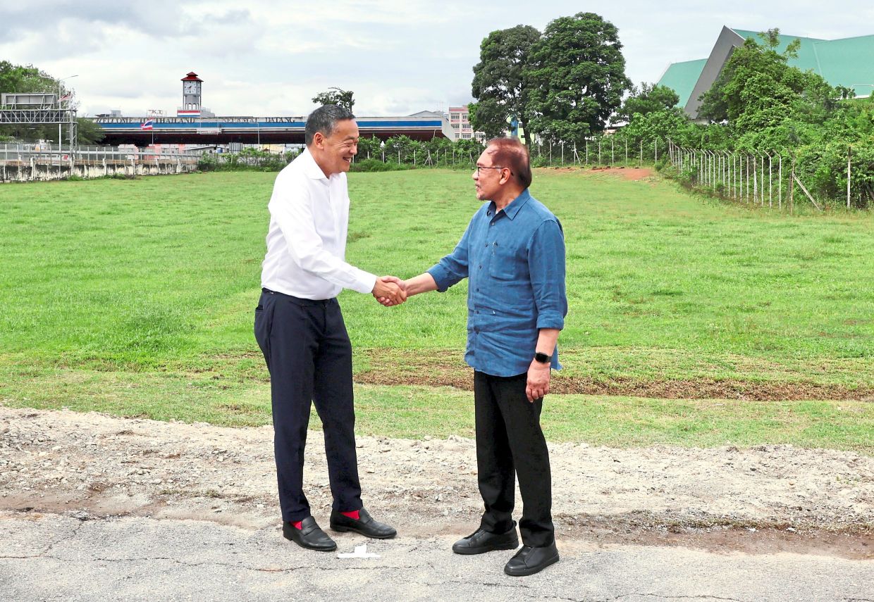 Fostering ties: Prime minister Datuk Seri Anwar Ibrahim (right) shaking hand with Thailand prime minister Srettha Thavisin at the Malaysia (Bukit Kayu Hitam) - Thailand (Sadao) border after his one day working visit in Thailand recently. —ZHAFARAN NASIB/The Star