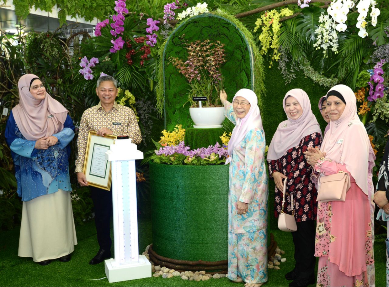 New orchid hybrid named after Dr Wan Azizah - Vimarsana News