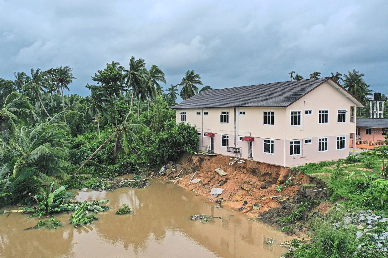 Soil erosion has villagers living on edge - Vimarsana News