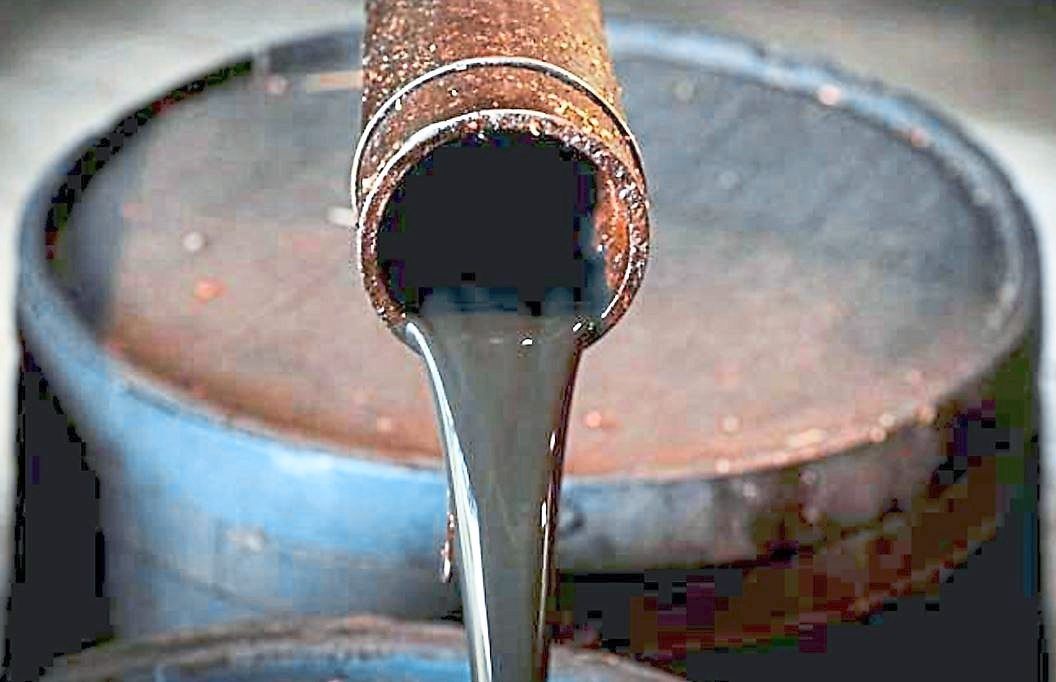 Oil prices take a small loss in seesaw session at week ending; signs of weaker demand for oil in the coming year - Vimarsana News