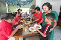 Malaysian great-grandmother uses a 100YO pot pie recipe for Christmas
