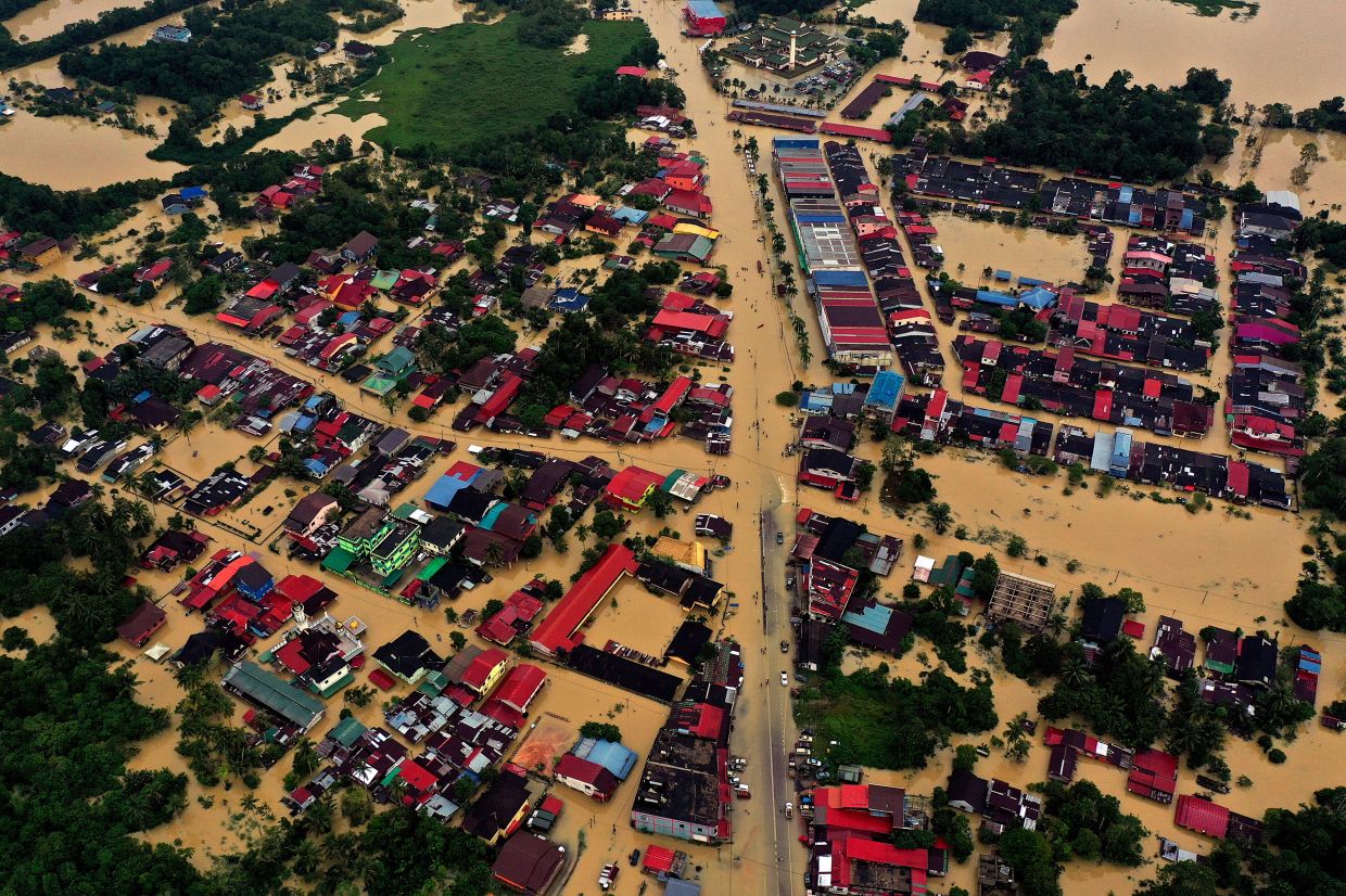 Sungai Golok overflows, Tumpat residents move items to higher ground - Vimarsana News