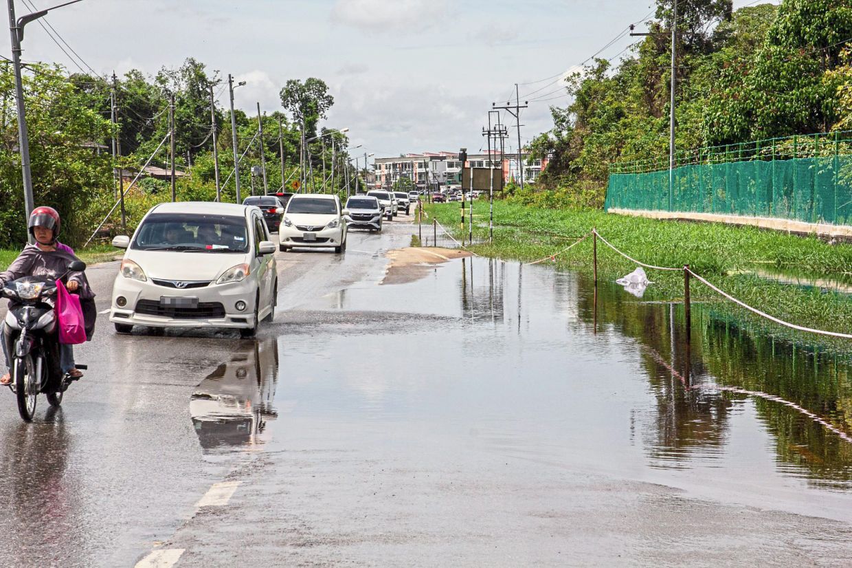 Solve flooding issue along busy road fast, urges Sibu MP