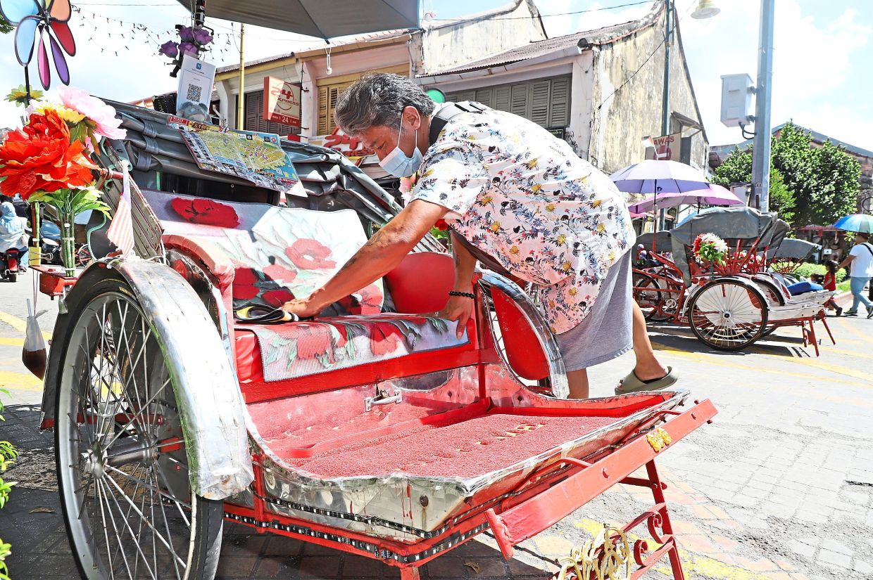 Trishaw riders not taking chances with rise in Covid-19 cases - Vimarsana News