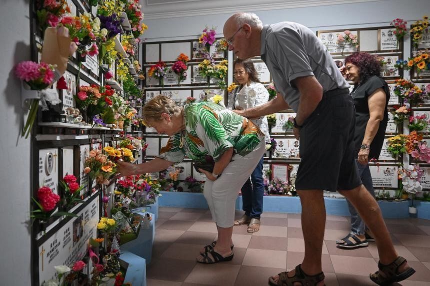 'Thank you for everything': NZ couple pay last respects to former amah in Singapore after 40-year search - Vimarsana News
