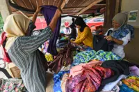 Coffee shop turns into used clothing distribution hub for flood victims