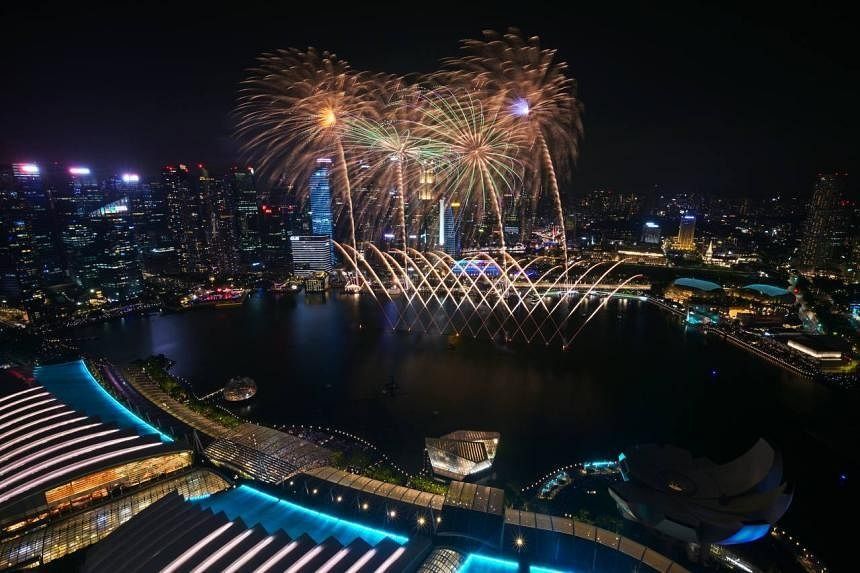 Rain in Singapore did not stop crowds from ushering in the new year at Marina Bay - Vimarsana News