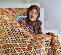 91YO Sarawakian great-grandma has been weaving pandanus mats for eight decades