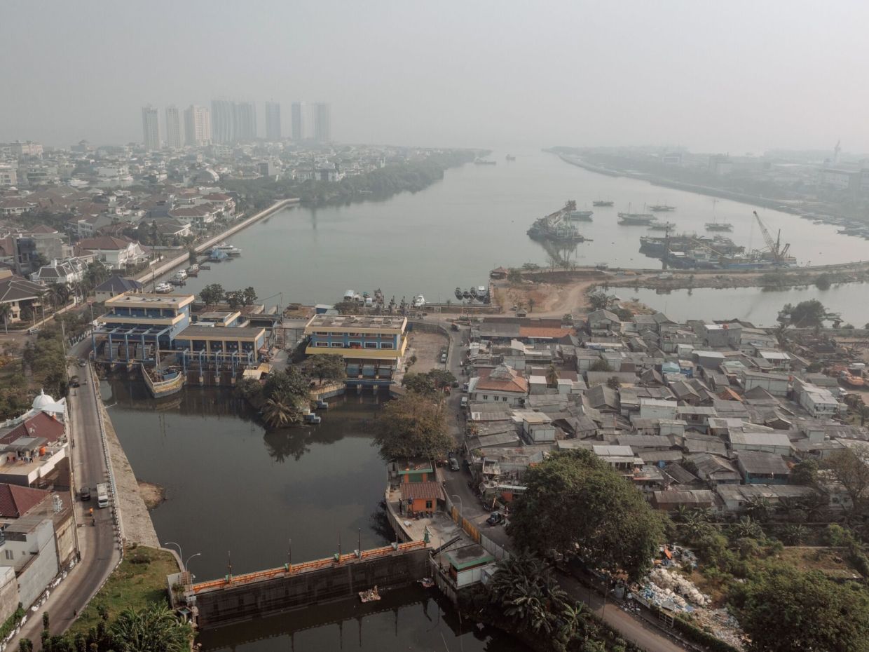 Indonesia mulls US$10.5bil sea wall to save sinking Jakarta | The Star