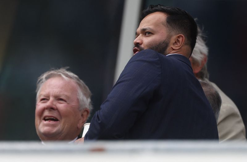 Cricket-Rafiq says he received racist abuse after Yorkshire approves Graves-led loan offer