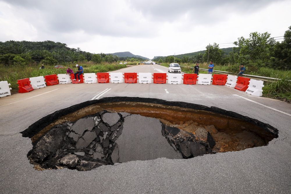 QuickCheck: Is it true that a road in Pahang where a large sinkhole appeared is now open to traffic? - Vimarsana News