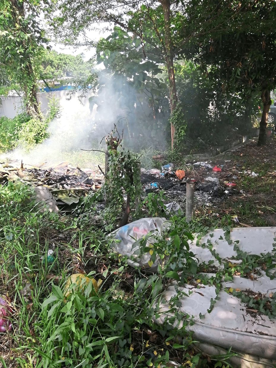 Sick of open burning near homes in Taman Klang Jaya - Vimarsana News