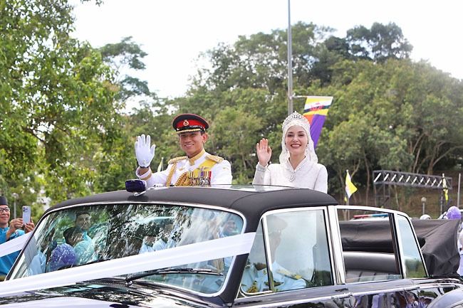 Thousands line streets to greet royal couple - Vimarsana News