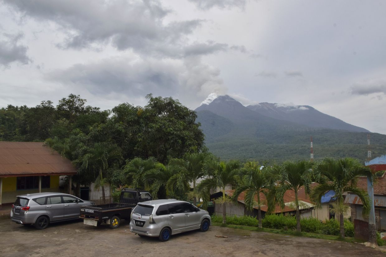 Indonesia evacuates about 6,500 people on island of Flores after a volcano spews clouds of ash - Vimarsana News