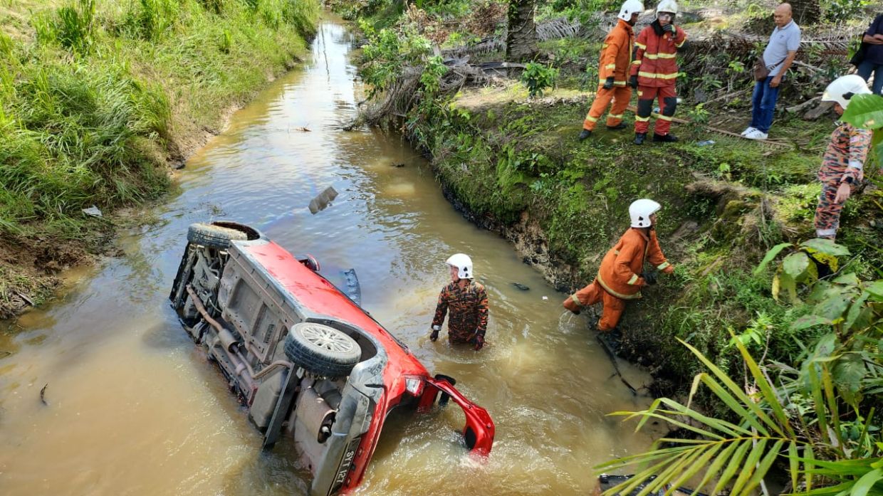 Man accidentally drives car into monsoon drain in Kudat - Vimarsana News